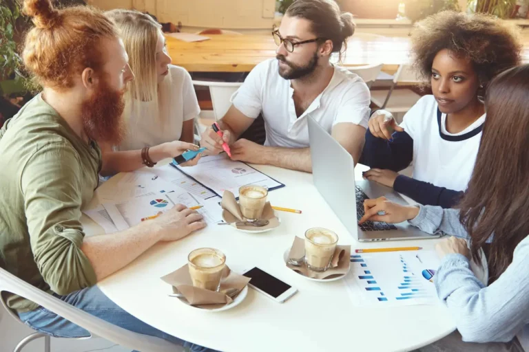 Reunión de trabajo definiendo estrategias de marketing inmobiliario