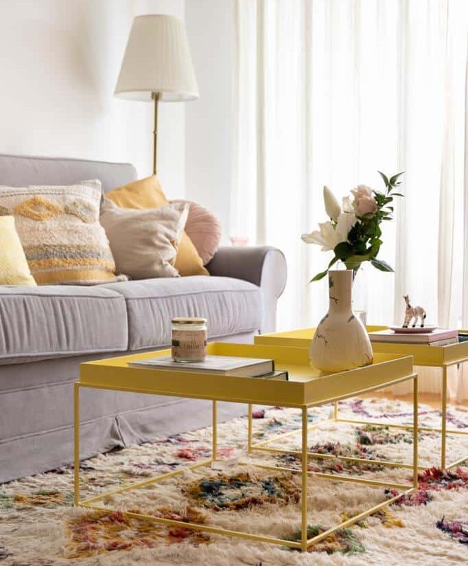 Sala de estar acogedora y bien decorada que facilita la conexión emocional del comprador
